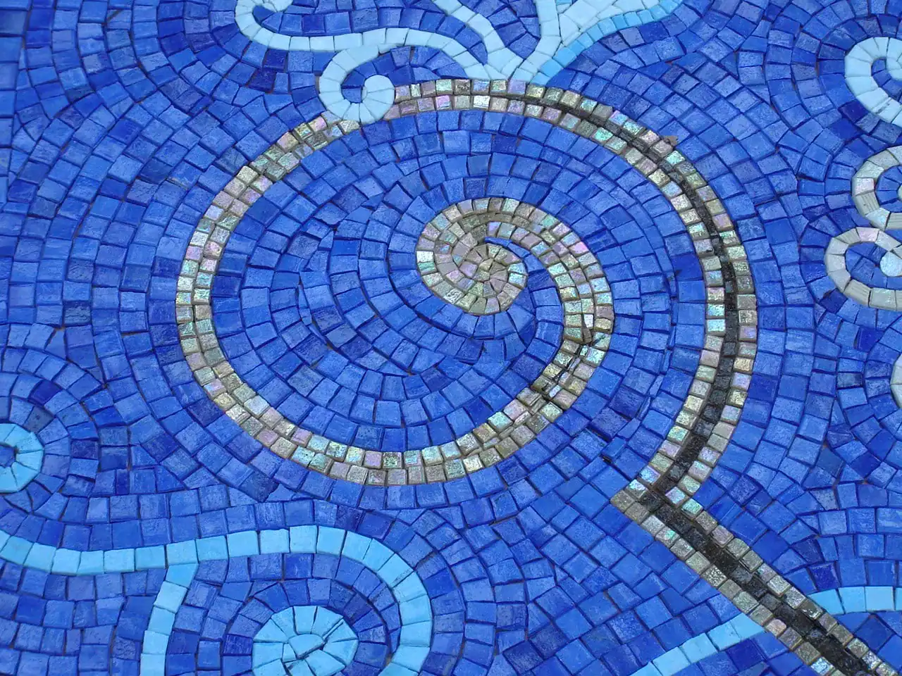 Covi close up mosaic legs | Mosaiclegs Art Studio