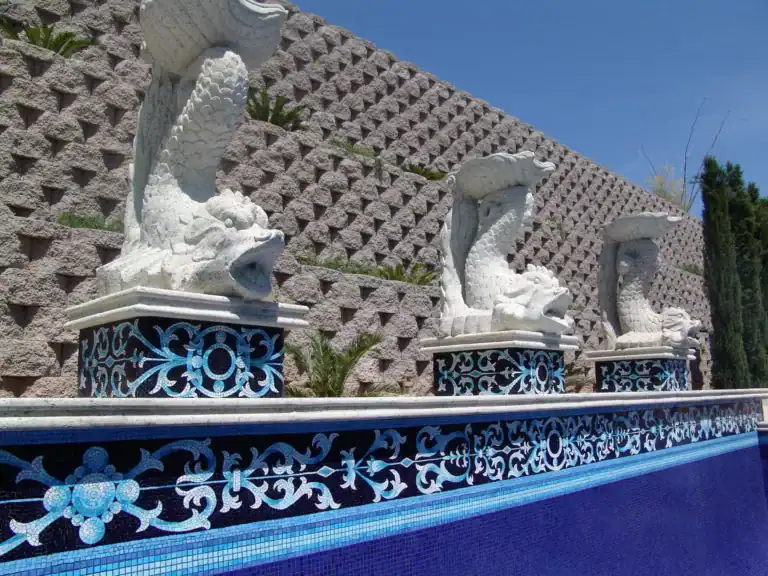 Hippocampus Fountains and Border